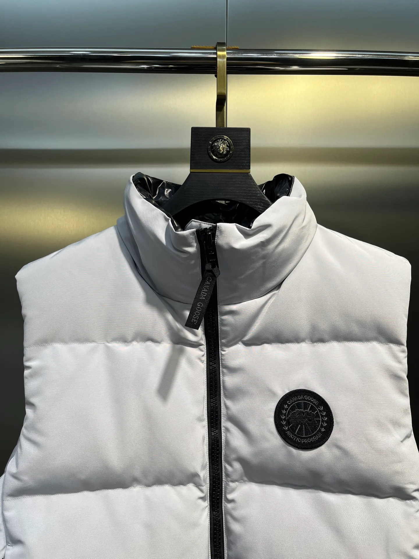 P660 Canadian Grandview black label women's short vest.  Constructed from Arctic Tech recycled fabric®, it features a cinchable hem for sleek styling and storage. Color: Polaris white, black, beige, soft light pink.  Size: s-xl